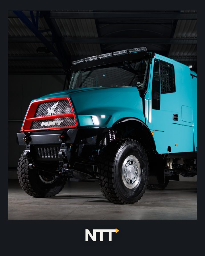 Foto di un camion con il logo NTT